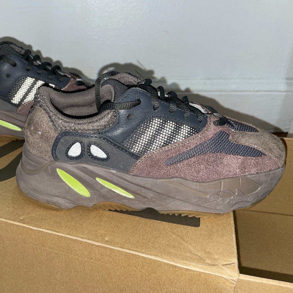 YEEZY BOOST 700